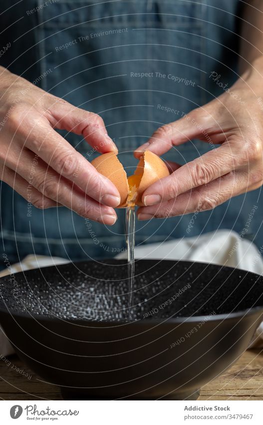 Nutzpflanzenfrau bricht Ei in Schale Frau Pause Schalen & Schüsseln Koch Gebäck frisch zerbrechlich Eierschale Bestandteil Lebensmittel Küche Rezept organisch