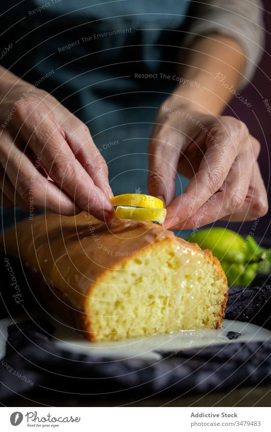 Anonyme Person, die hausgemachten Zitronenkuchen zubereitet Kuchen Gebäck backen Konditorei selbstgemacht Teigwaren Küche Feinschmecker Stoff Frucht Zucker