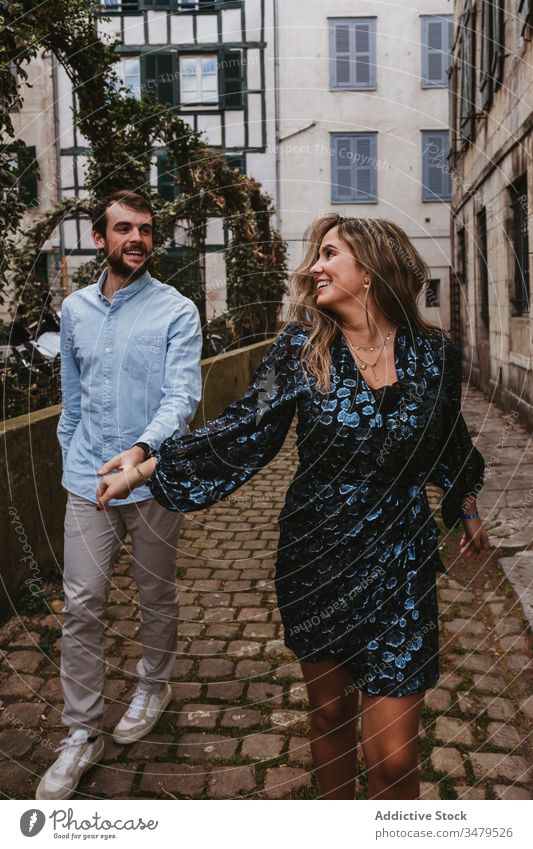 Glückliches Paar beim Spaziergang auf der Stadtstraße Straße Großstadt Zusammensein heiter Lächeln lässig romantisch Liebe Partnerschaft Lifestyle urban