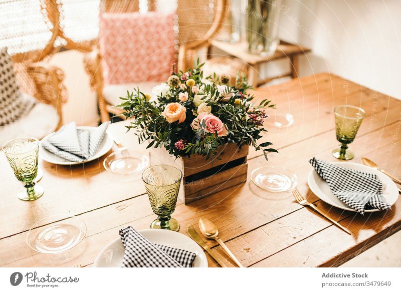 Blumen und Pflanzenzweige auf einem Kasten, der einen Holztisch schmückt Haufen Blatt Blumenstrauß Blütenblatt Konzept Glas frisch Blütezeit Innenbereich