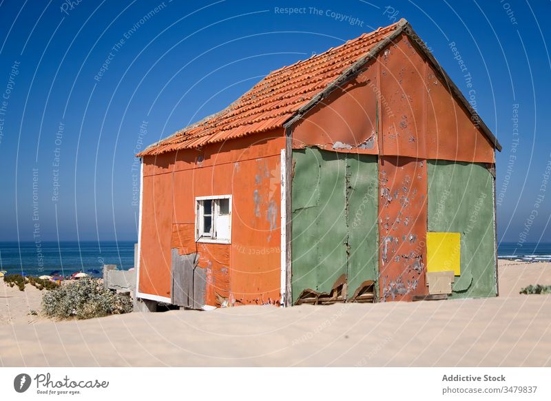 Altes schäbiges Haus am Sandstrand klein Küste Strand Gebäude Fassade ländlich Landschaft Außenseite Architektur sonnig Blauer Himmel Konstruktion Struktur