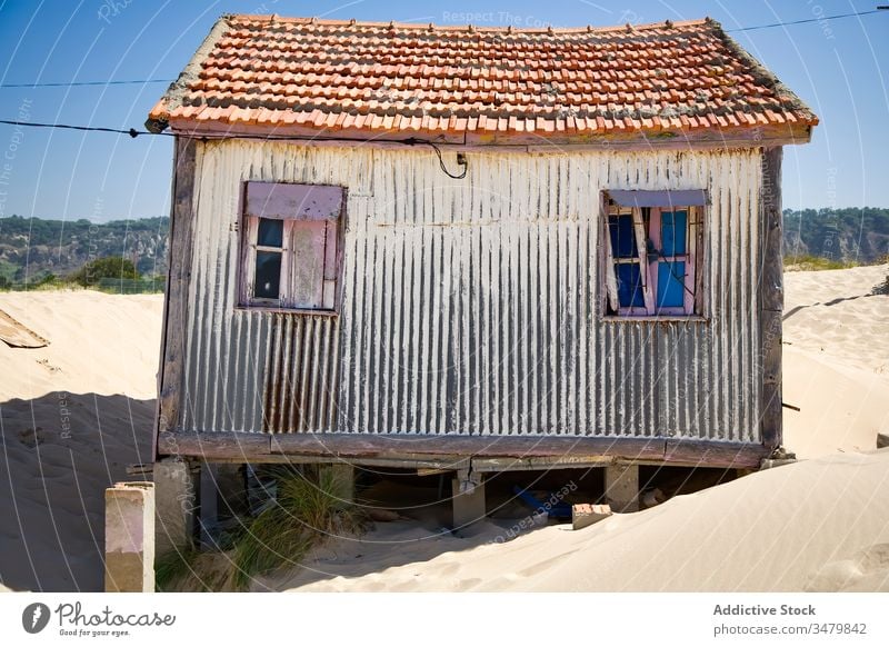 Altes schäbiges Haus am Sandstrand klein Küste Strand Gebäude Fassade ländlich Landschaft Außenseite Architektur sonnig Blauer Himmel Konstruktion Struktur