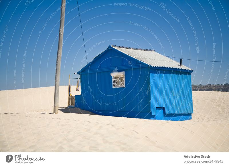 Altes schäbiges Haus am Sandstrand klein Küste Strand Gebäude Fassade ländlich Landschaft Außenseite Architektur sonnig Blauer Himmel Konstruktion Struktur