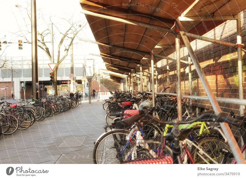 Fahrräder - Fahradständer in Berlin Fahrrad Straße Großstadt Verkehr