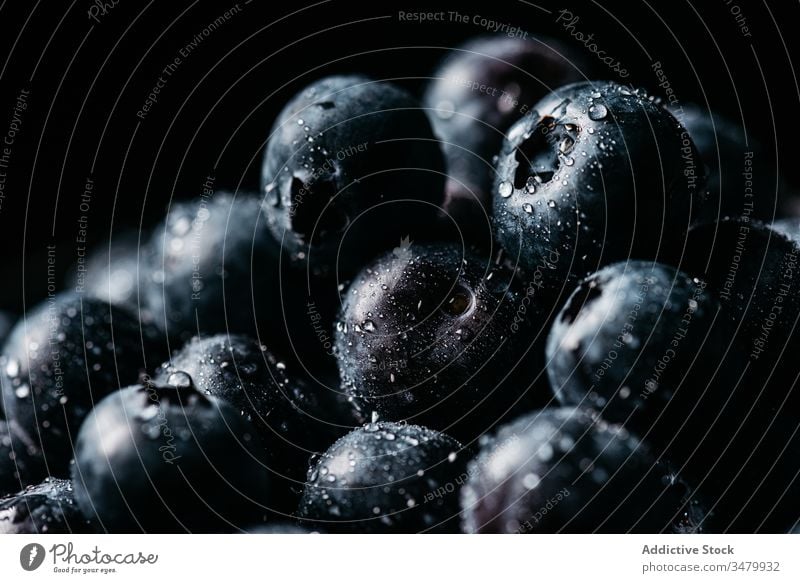 Frische Blaubeeren auf Holzschale auf dem Tisch hölzern dunkel Beeren Lebensmittel frisch Schalen & Schüsseln natürlich reif lecker geschmackvoll Bestandteil