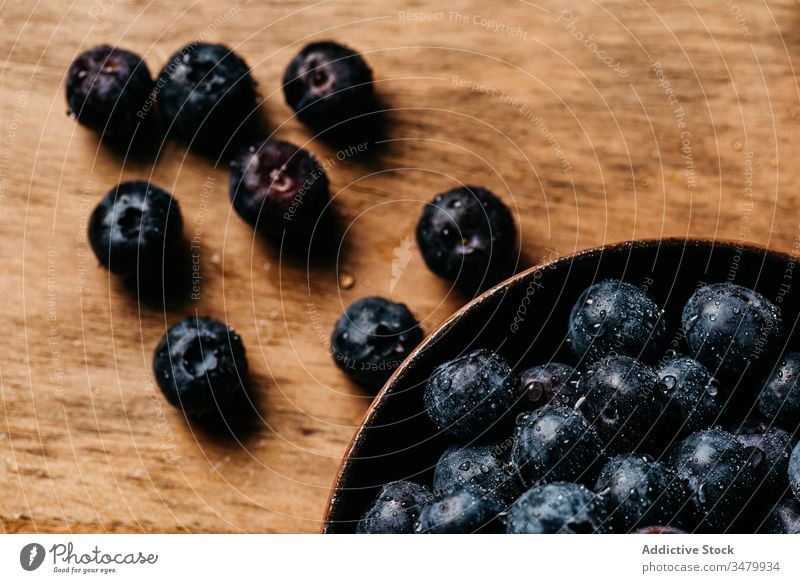 Frische Heidelbeeren auf Holztisch Blaubeeren hölzern Tisch dunkel Beeren Lebensmittel frisch Schalen & Schüsseln natürlich reif lecker geschmackvoll