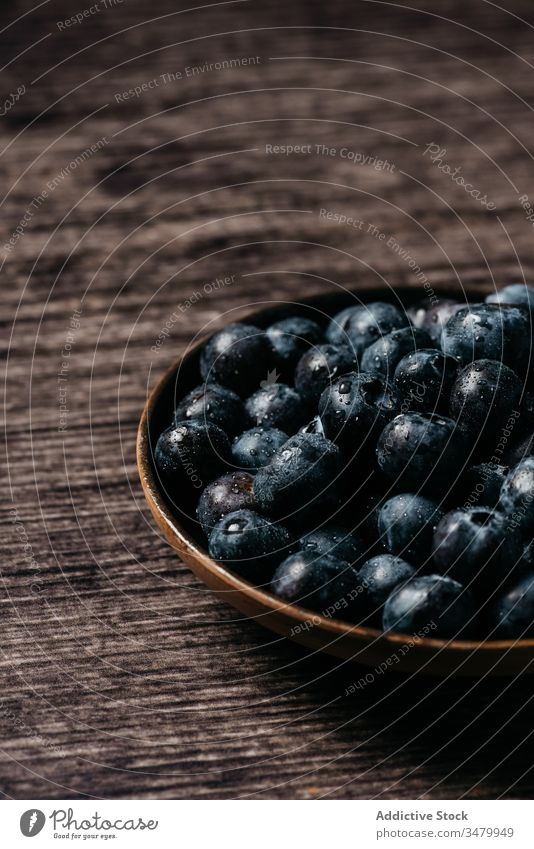 Frische Blaubeeren auf Holzschale auf dem Tisch hölzern dunkel Beeren Lebensmittel frisch Schalen & Schüsseln natürlich reif lecker geschmackvoll Bestandteil