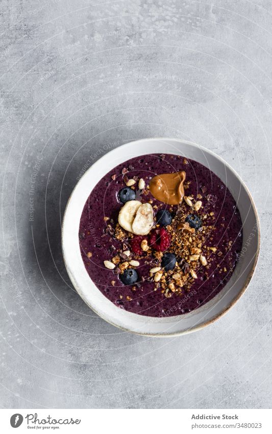 Acai-Schale mit Müsli und Beeren acai Schalen & Schüsseln gesunde Ernährung Supernahrung Smoothie Frühstück natürlich frisch organisch lecker Morgen Frucht