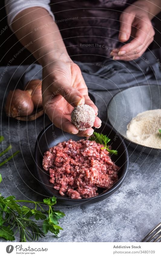 Erntehelfer beim Zubereiten von Fleischbällchen zum Mittagessen Person Fleischklößchen Koch Küche Krümel Brot gehackt zeigen frisch vorbereiten Feinschmecker