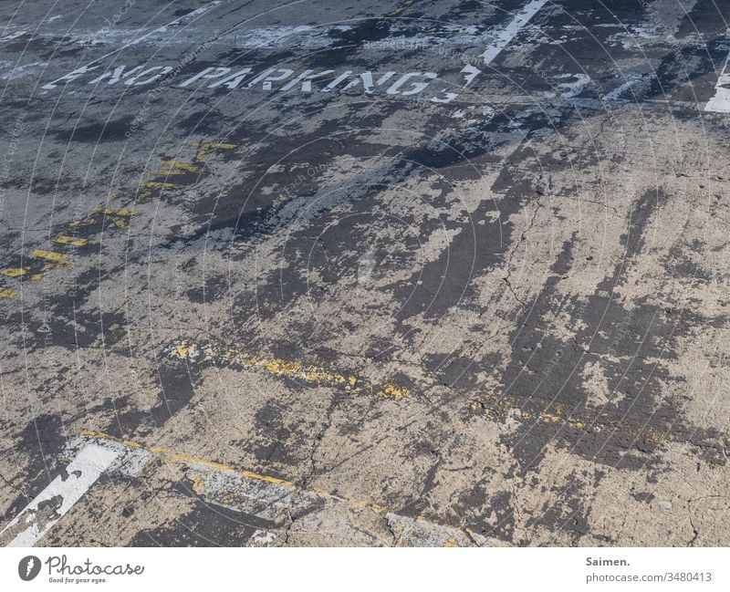 Parkverbot parkplatz parken Markierung Straße Asphalt Verkehr Verkehrswege Straßenverkehr Schilder & Markierungen Wege & Pfade Autofahren Verkehrszeichen Stadt