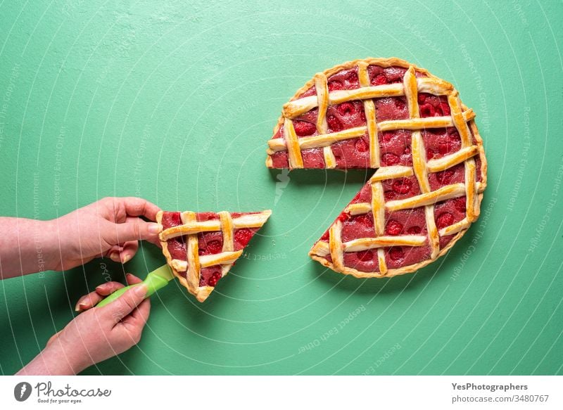 Sich ein Stück Kuchen schnappen. Himbeerkuchen mit Gitteraufsatz Amerikaner gebacken Bäckerei Beeren klassisch Konditorei Textfreiraum knusprig ausschneiden