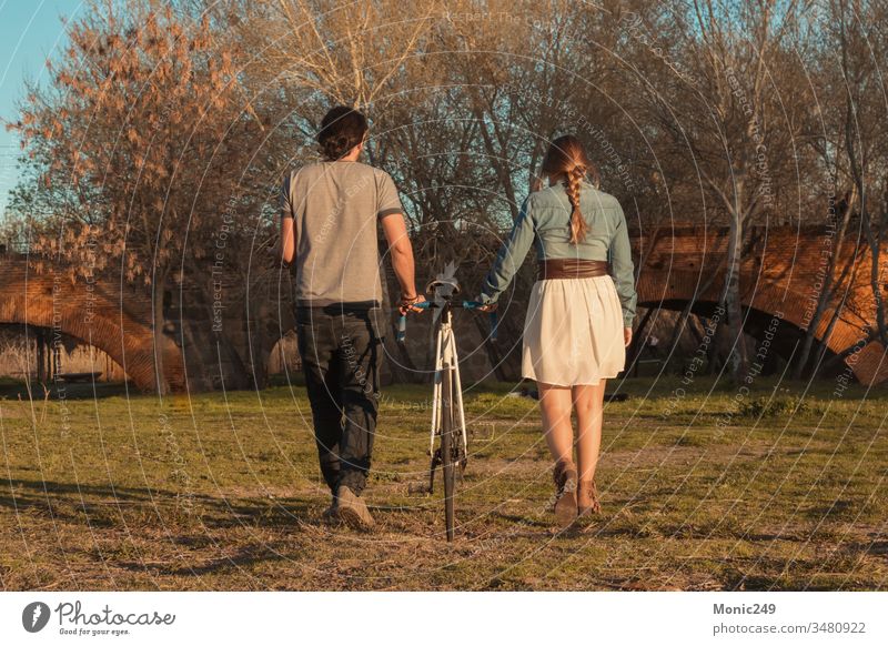 Verliebtes Paar Rücken an Rücken, auf dem Feld Mann Fahrrad Blumen Blumenstrauß Geschenk verliebt Freundin Valentinstag romantisch Romantik Erklärung Heirat