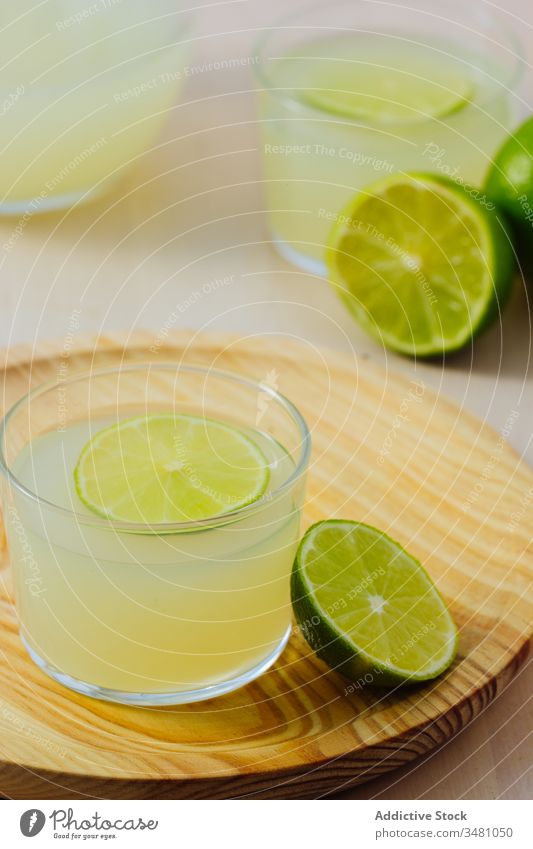 Köstliche Limonade in Gläsern serviert selbstgemacht Zitrusfrüchte Zitrone Frucht Getränk Glas trinken Erfrischung kalt lecker geschmackvoll liquide vorbereitet