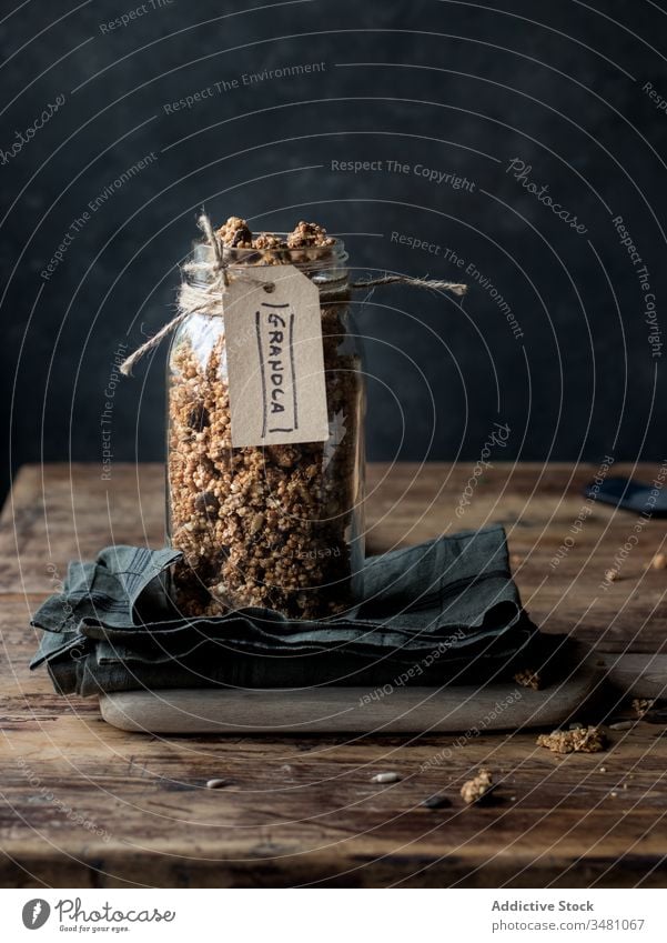 Glas mit gesundem Müsli auf Serviette Korn Tisch rustikal kennzeichnen Hirse Quinoa organisch natürlich Lebensmittel frisch Feinschmecker Bestandteil lecker