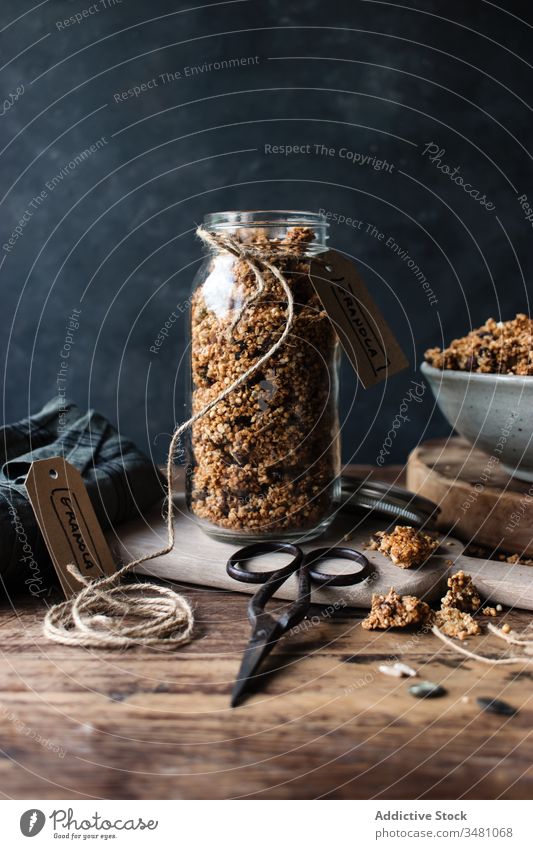 Glas mit frischem Müsli auf dem Tisch kennzeichnen Korn Schere retro rustikal Faser natürlich organisch Bestandteil Feinschmecker Lebensmittel Veganer