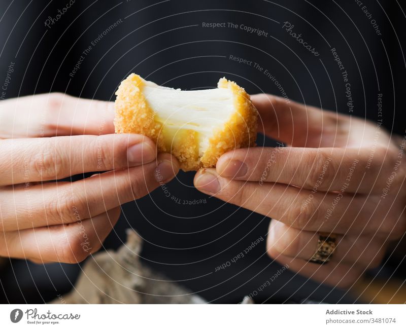 Frau isst Käsebällchen im Cafe Ball essen gebraten Snack lecker Fastfood Knusprig Café geschmackvoll besetzen Mozzarella Dehnung Mahlzeit positiv Küche Tisch