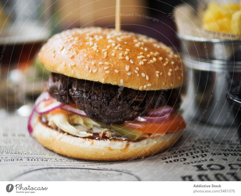 Leckerer Hamburger im Restaurant serviert Burger Rindfleisch lecker dienen Fastfood Mittagessen Abendessen Tisch Mahlzeit Fleisch Snack Küche geschmackvoll