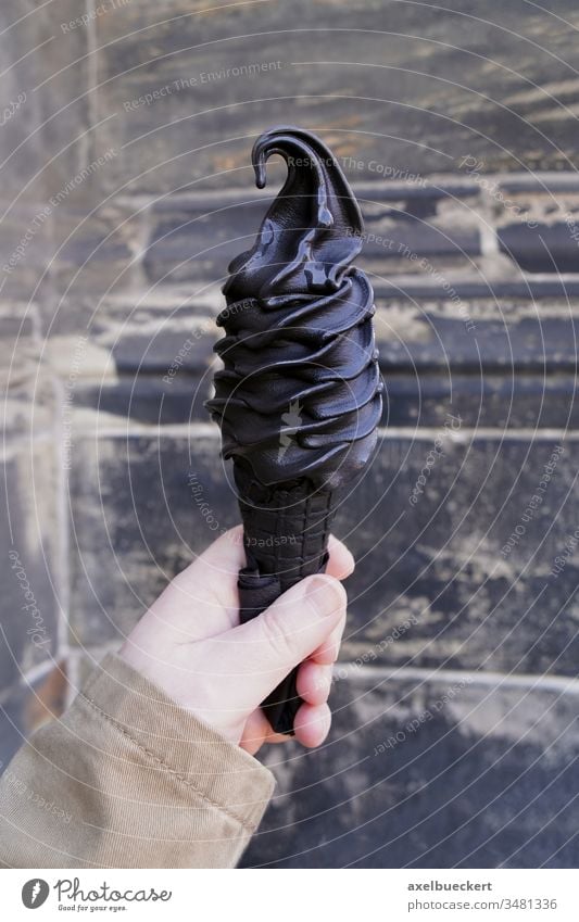 Schwarzes Eis mit Aktivkohle schwarzes Eis Eiscreme aktivkohle Eiswaffel hype trend Eistüte Speiseeis Lebensmittel Holzkohle trendy Waffel Dessert süß kalt