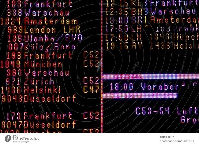 Informationstafel am Flughafen Tegel abend abfertigungsgebäude berlin-tegel corona covid19 dunkelheit flughafen flugpatz leer nacht straße tower txl verkehr