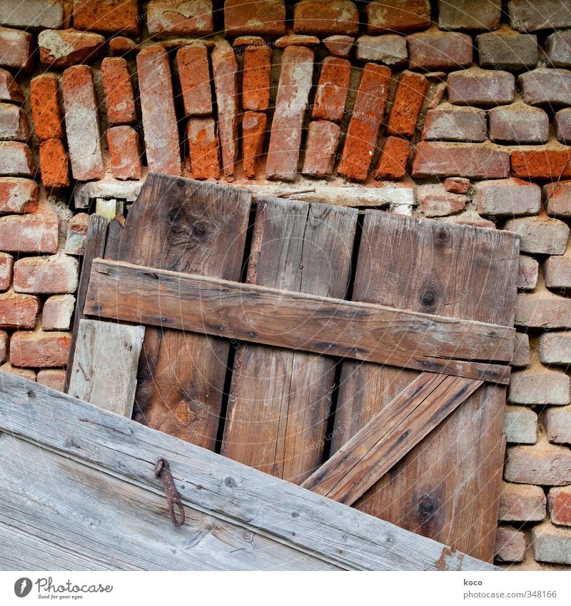 vernagelt Haus Hütte Mauer Wand Fassade Fenster Tür Holzbrett Backstein Nagel Stein Linie alt authentisch eckig einfach trashig braun grau orange rot schwarz