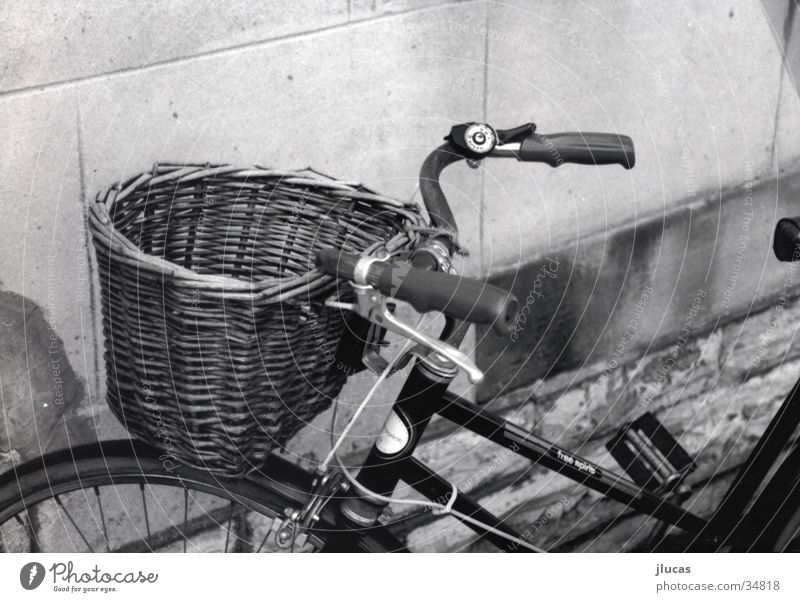 Bicycle with Basket Basketballkorb Freizeit & Hobby Schwarzweißfoto Fahrrad bicycle old cold