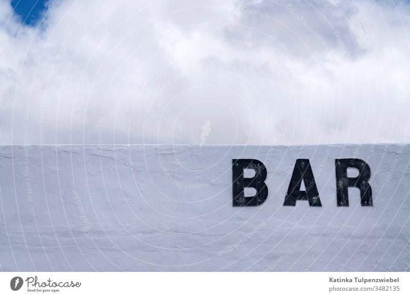 Strandbar Bar weiß Himmel trinken Alkohol Eintritt Getränk Hintergrundbild Wolken Bezeichnung Mauer weiße mauer Willkommen Nachtleben Feste & Feiern