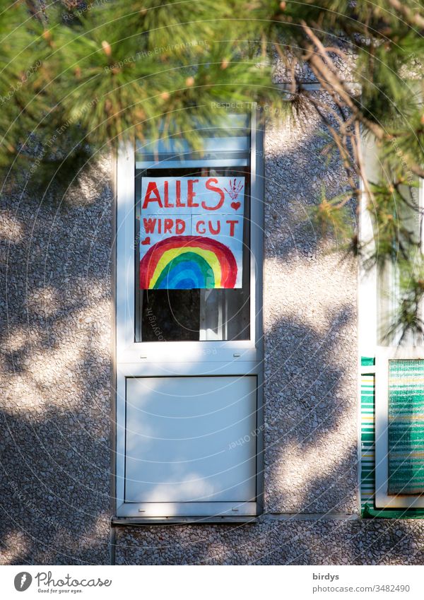 Kinderbild mit optimistischer Botschaft am Fenster eines Wohnhauses.  Alles wird gut Bild Kindheit aufmunterung Optimismus coronakrise kontaktverbot Quarantäne