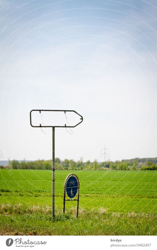 Richtungsschild ohne Inhalt , Wohin ?, Verkehrsschild zeigt eine Richtung an ohne Angabe was dort ist Pfeil Straßenschild Namenlos leer richtungsweisend