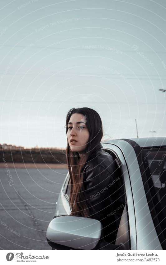 Mädchen mit Oldtimer-Kleidung mit Autos und einem schönen Sonnenuntergang im Hintergrund klassisch Bekleidung Mode Stil Kaukasier Dame Hipster altehrwürdig Frau