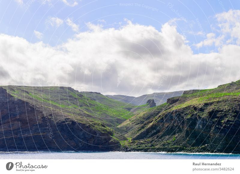 Herrliche Aussichten von der Hochsee auf die Klippen, die im Atlantik auf der Insel La Gomera enden. grün Frühling prunkvoll Ansichten hoch Meere