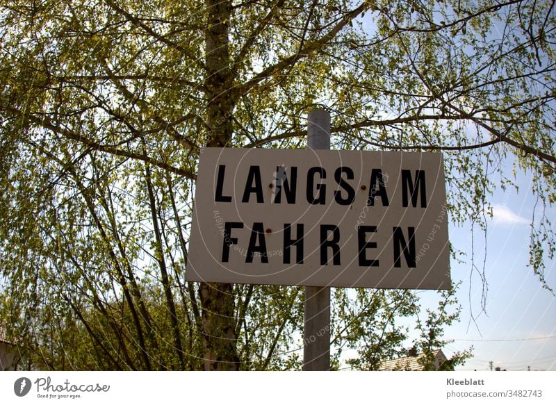 Verkehrsschild, Hinweisschild Langsam Fahren Wege Schilder & Markierungen Straßenverkehr Warnschild Außenaufnahme Farbfoto Wege & Pfade Anwohner Autofahren