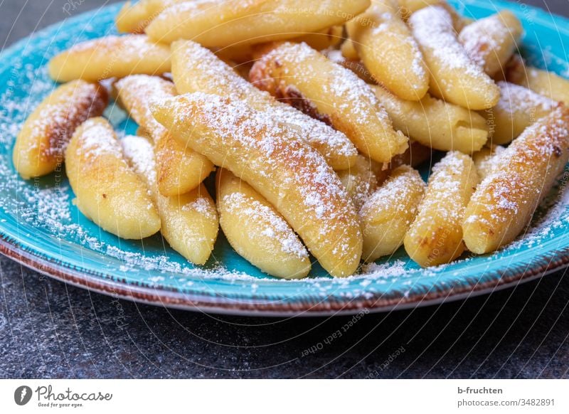 Kartoffelnudeln mit Zucker, Süßspeise, Nahaufnahme kartoffelnudeln nachtisch Süsspeise süss Österreich teller puderzucker süssigkeit teig kartoffelteig