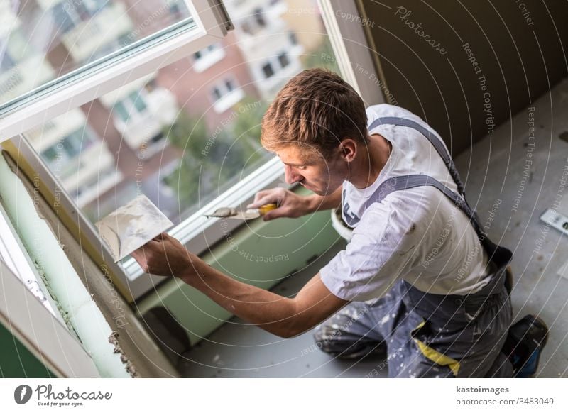 Gipser, der Innenwände und -decken renoviert. Konstruktion Verputzen Gebäude Beruf verputzen Wand Gerät Reparatur Arbeiter Renovierung professionell Kelle