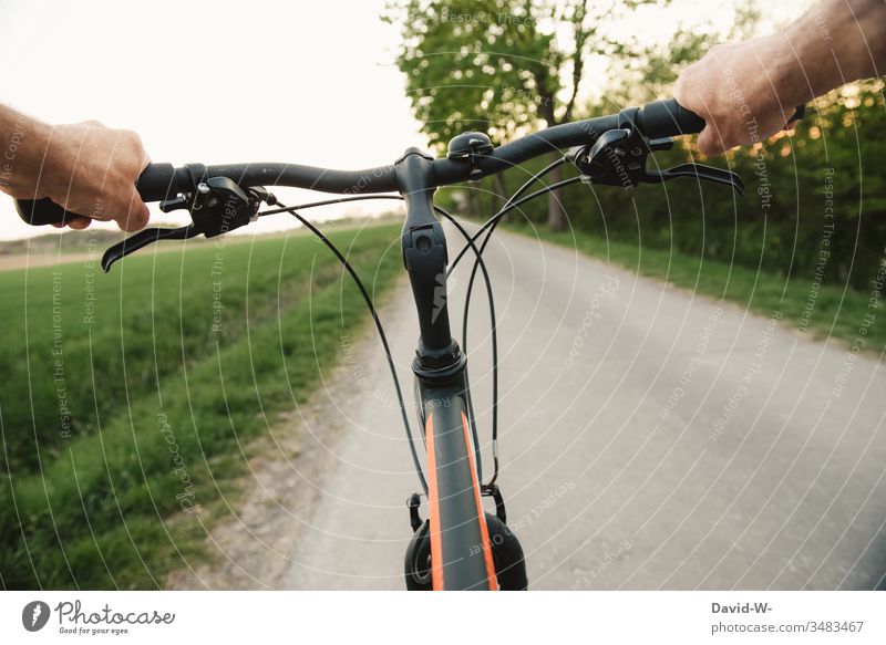 Mit dem Fahrrad eine Fahrradtour über Land feldweg Wege & Pfade fahren Fahrradlenker lenken geradeaus Hände festhalten schnell gemütlich genießen Ruhe