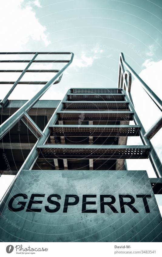 Treppe Sprungturm Weg gesperrt verbot Schild Gesperrt Verbot verboten Verbotsschild coronavirus Quarantäne geschlossen Sprungbrett Freibad Gefahr Hinweis