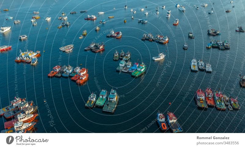 Wunderschöner Sonnenuntergang auf dem Meer, es gibt Fischerboote im Wasser. Fischer in der Nähe des Naturschutzgebietes Marina peru callao. See Wahrzeichen