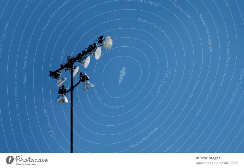 Hochmast hochgezogene Veranstaltungslichter bei blauem Tag klarer Himmel außerhalb Außenleuchten Scheinwerfer vereinzelt Halogen LED-Beleuchtung Sportlicht