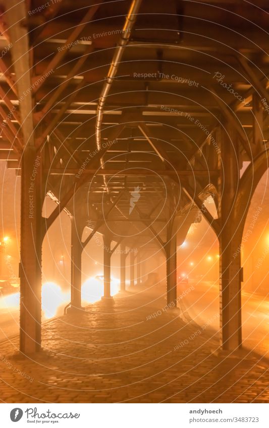 Unter einer alten Hochbahn abstrakt Architektur Hintergrund Berlin Brücke Kapital Großstadt Stadtbild konstruktiv Paar dunkel Dunkelheit diffus geteilt