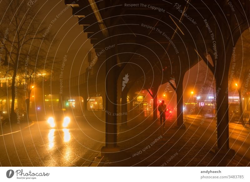 Der Typ mit der gelben Jacke unter einer Hochbahn abstrakt Architektur Hintergrund Berlin schwarz Brücke Kapital Autos Großstadt Stadtbild dunkel Dunkelheit