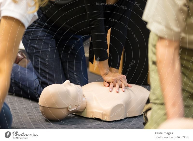 Erste-Hilfe-HLW-Seminar. Notfall Training Verfahren Erste Hilfe medizinisch Widerbelebung Sanitäter Unterstützung Medizin Arzt lebensrettend Puppe geduldig