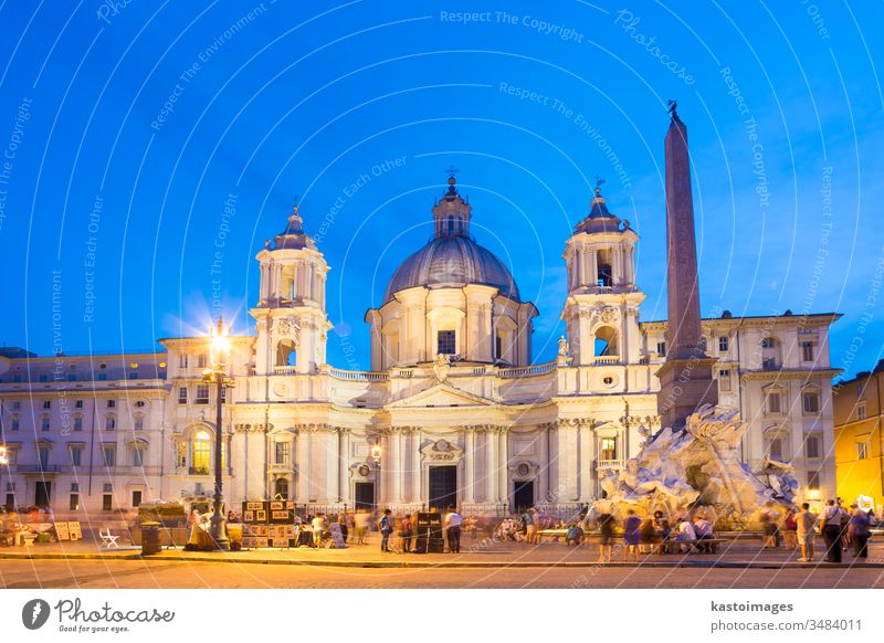 Navona-Platz in Rom, Italien. Wahrzeichen Brunnen der vier Flüsse fontana dei quattro fiumi Piazza Navona Tourist Urlaub Feiertage Quadrat Gebäude reisen