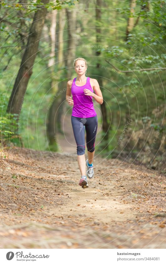 Hübsches junges Läufermädchen im Wald. laufen aktiv Sport Frau Mädchen Übung passen Person Lifestyle Erholung Erwachsener außerhalb Jogger Freizeit Fitness