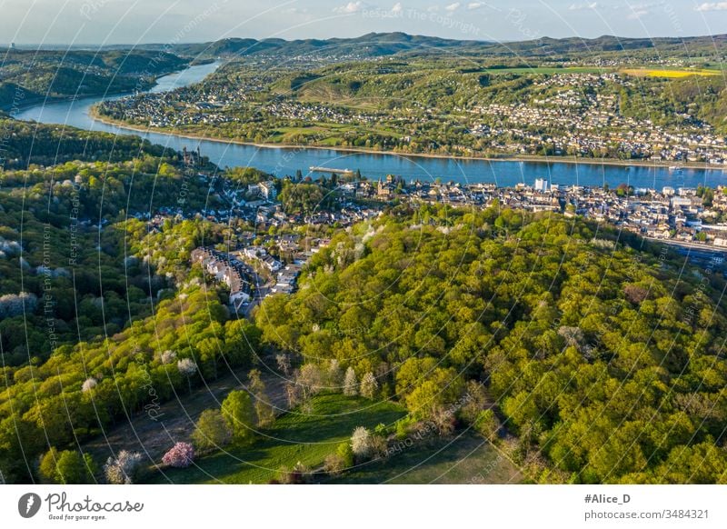 Luftaufnahme des Rheintals und der Städte Remagen Erpel und Unkel Deutschland Antenne Apollinariskirche Anziehungskraft schön Vogelauge Bonn Großstadt Stadtbild