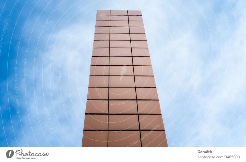 hoher Turm auf einem Hintergrund aus blauem Himmel und Wolken abstrakt Architektur Klotz Gebäude Großstadt Farbe Geometrie hoch Linie modern orange Perspektive