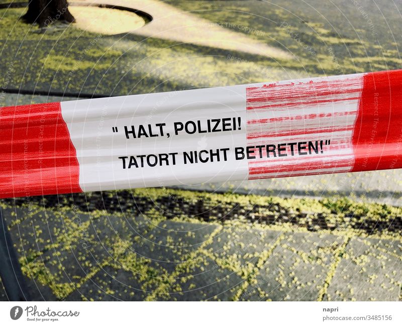 Rot-weißes Absperrband der Polizei an einem Tatort. Flatterband Absperrung Verbrechen Kriminalität Straftat gefährlich Halt Sicherheit öffentlicher Raum Platz