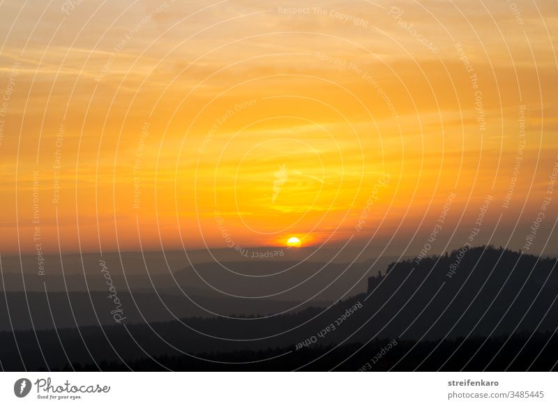 Sonnenuntergang über dem Pfaffenstein, vom Gohrisch aus gesehen, Elbsandsteingebirge, Sächsische Schweiz Sonnenlicht Sommer Landschaft Felsen Berge u. Gebirge