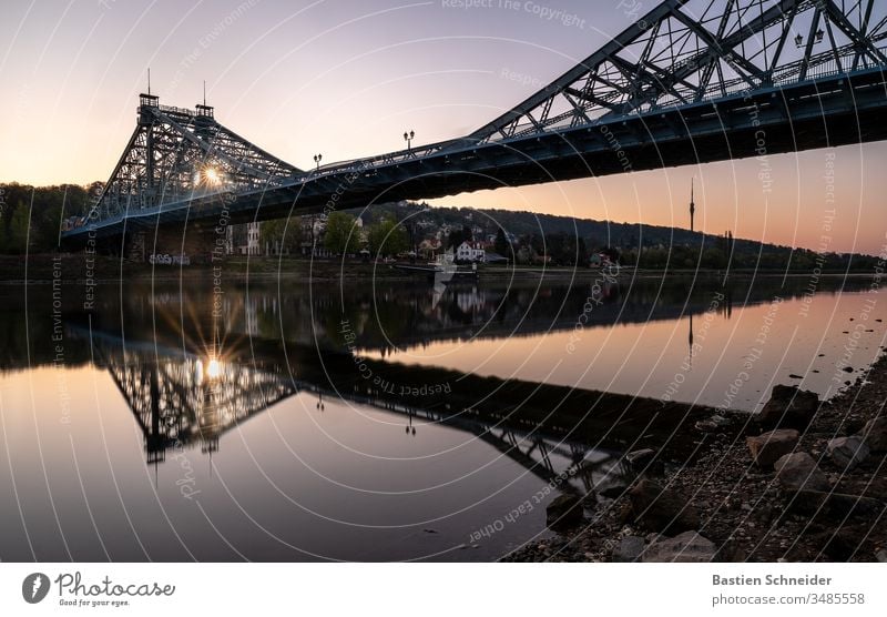 Sonnenaufgang am Blauen Wunder in Dresden, Sachsen, Deutschland Sonnenuntergang Europa Stadt Blaues Wunder Reflexion & Spiegelung Abend Textfreiraum links