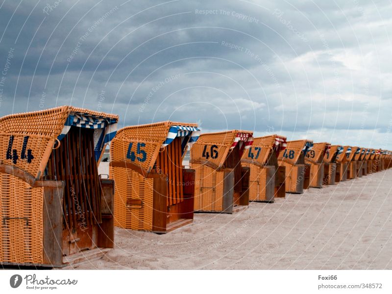 kurze Sommerpause Sommerurlaub Strand Strandkorb Sand Himmel Wolken schlechtes Wetter Küste Ostsee Holz Kunststoff Erholung blau orange weiß Vorfreude ruhig