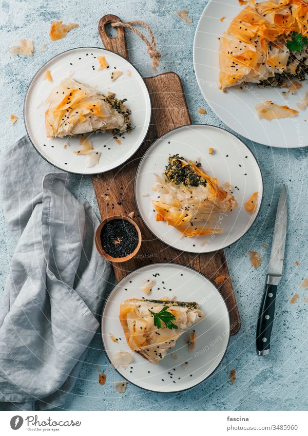 Veganer-Spanakopita-Spinat-Kuchen spanakopita Pasteten Feta Griechen filo phyllo Tofu Gebäck Rezept Käse spanikopita oben traditionell Essen zubereiten