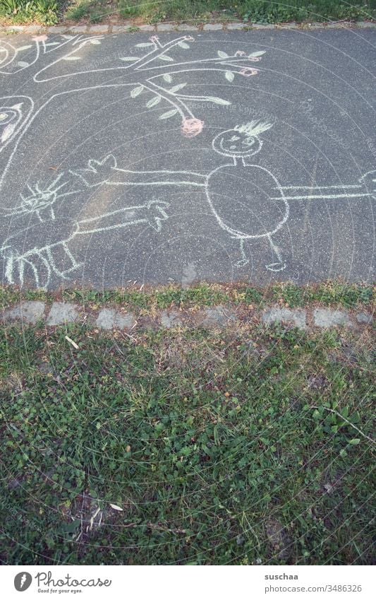 mit straßenkreide bemalter gehweg gemalt Kreide Straße Gehweg Straßenkreide Bild Kindheit Kunst malen Kreativität Spielen Freude Strassenmalerei Kinderspiel